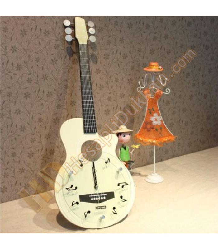 Gitar şeklinde bir duvar saati sevgiliye hediye edilebilecek harika bir alternatif