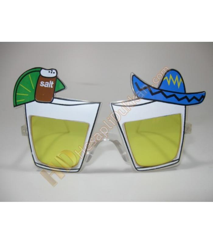 Tekila bardağı şeklindeki parti gözlükleri ile bir Meksikalıya benzemek çok kolay