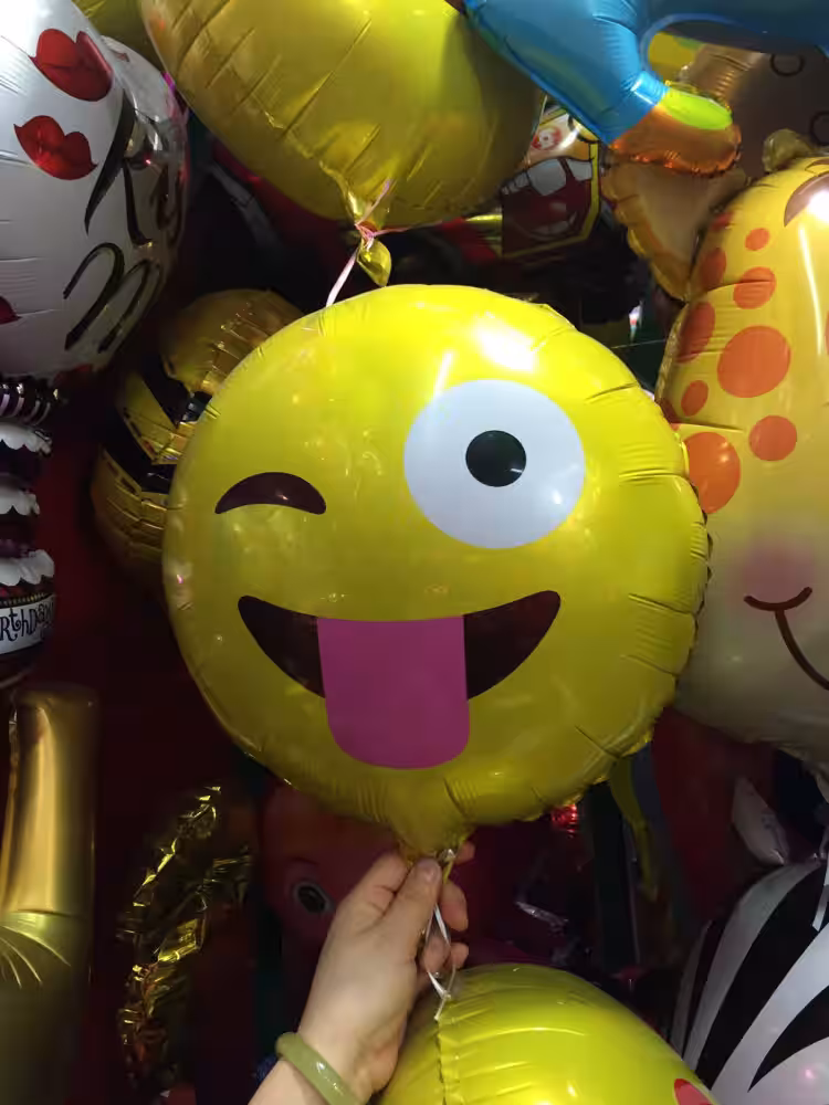 2023 Toptan Küçük folyo uçan balon Göz kırpan emoji
