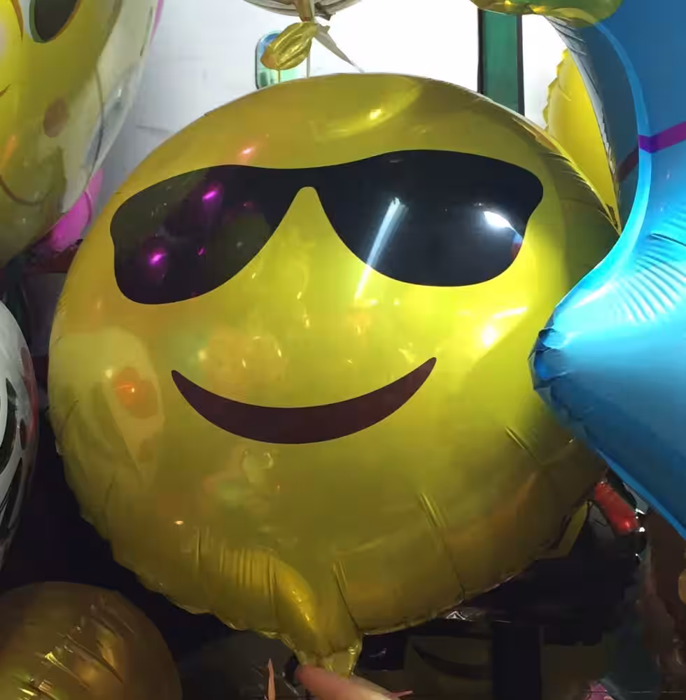 2023 Toptan Küçük folyo uçan balon gözlüklü havalı emoji