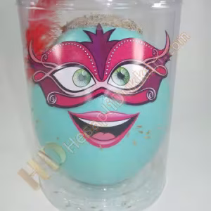 Karnaval maskeli çim adam