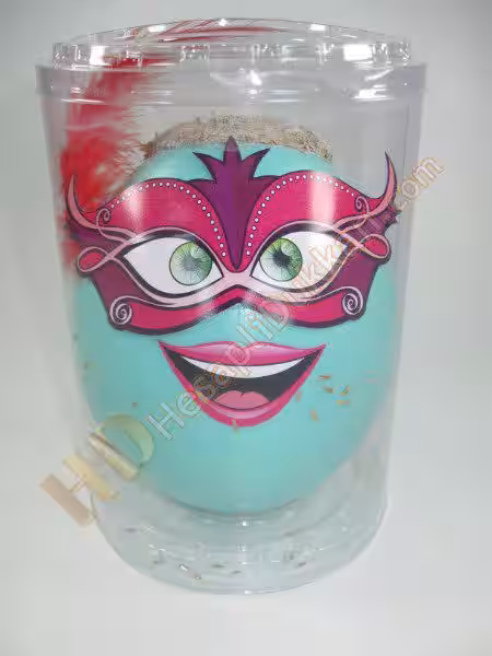 Karnaval maskeli çim adam