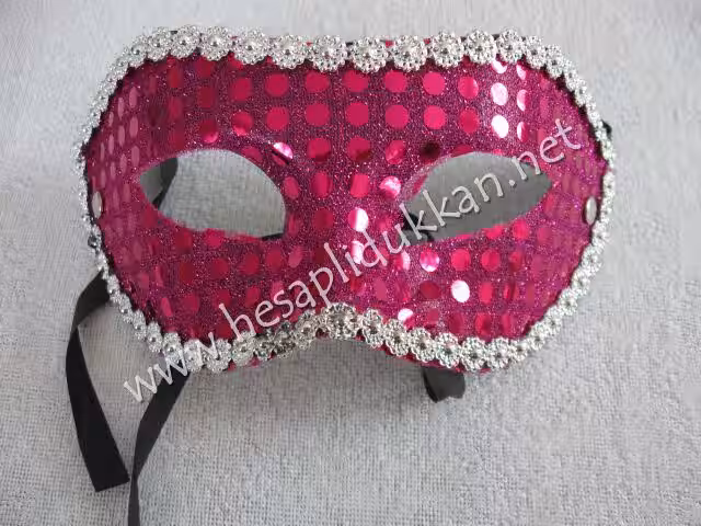 Pembe pullu metal nakışlı maske P855