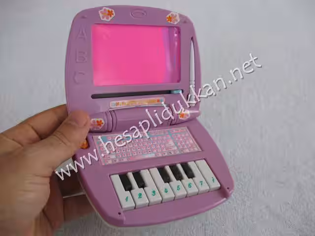 Piyano ve yazı tahtalı laptop P736