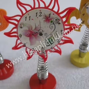 Sallanan yaylı dekoratif masa saatleri P759